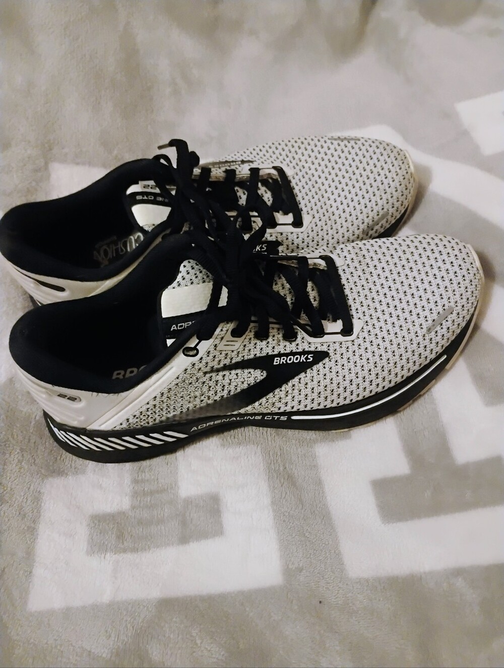 Women's Excellent Condition White And Black Brooks Adrenaline GTS 22 U.S. Size10